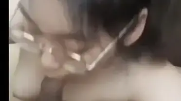 Cewek Kacamata Cantik Sepong Ganas Sampai Crot